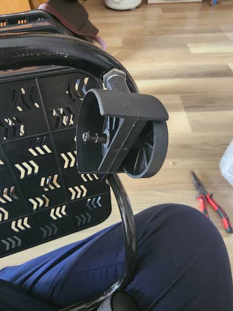 Sản phẩm khung thép kệ nhựa, chất lượng k được tốt, hàng bị lỗi bánh xe như hình mà vẫn giao được