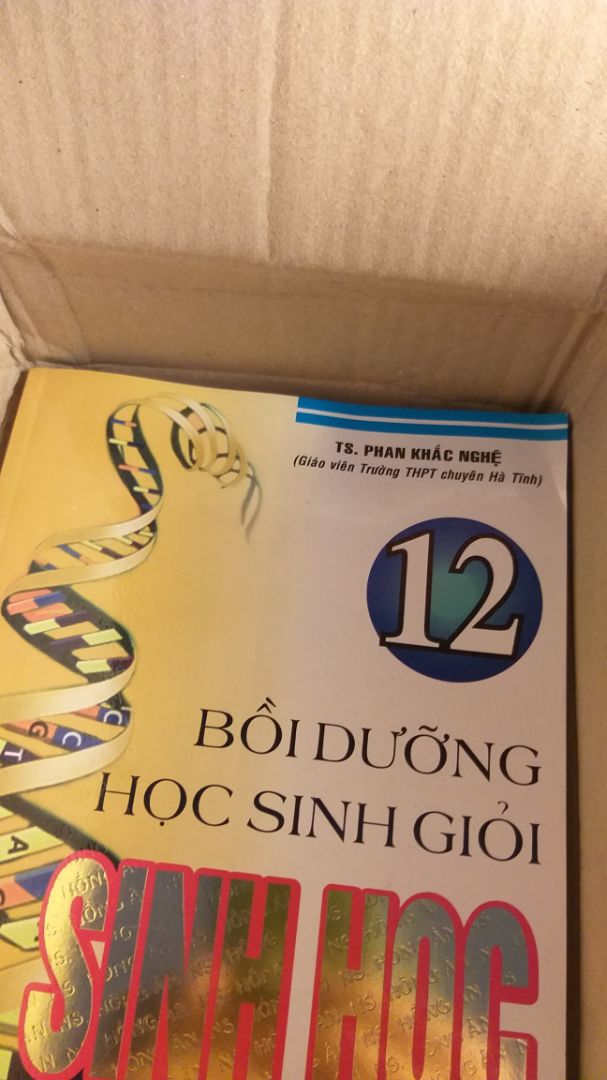 Bọc sách ko kỹ nên bị gấp ở góc sách