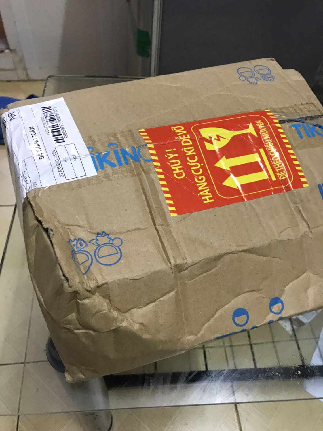 Giao hàng quá lâu, khi mình nhắn nhân viên tư vấn để hỏi tình hình vận chuyển thì được báo do dịch Covid nên chưa đóng gói (mình đặt 18/6 và tối 22/6 mình nhắn cho Tiki vì theo dõi đơn hàng thì 22/6 nhận đc), và nhân viên nói xin phép huỷ đơn hàng của mình, mặc dù mình chỉ nhắn hỏi tình trạng đơn hàng. Cơ mà thật ra vân k thấy tiki huỷ, và đến hnay thấy shipper gọi nhận hàng. Mình vẫn nghĩ sẽ cho 4 sao vì chậm chễ, mình k có nhà nên nhờ ng nhận giúp. Nhưng tối về nhận kiện hàng, muốn rớt nước mắt. Thùng hàng bên ngoài nát tươm còn thủng các kiểu. Nói chung tệ. Quá tệ. Trải nghiệm quá tệ