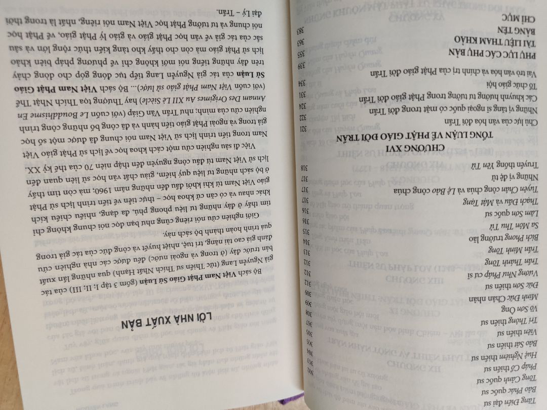 Boxset thiết kế bìa sang trọng, in rõ ràng. Thầy Nhất Hạnh với văn phong bình dị quen thuộc đã dẫn dắt lịch sử hình thành Phật giáo ở Việt Nam từ thời Giao Chỉ tới thời hiện đại. Với kiến thức & bề dày công phu tu tập, thầy kết hợp nhuần nhuyễn những sử liệu quý giá ở VN, Trung Quốc cũng như các tài liệu tiếng Pháp, tiếng Anh làm sáng tỏ lịch sử Phật giáo qua các thời kỳ, trong mối tương quan với Phật giáo các nước chung quanh. Đây là bộ sử liệu Phật học vô cùng giá trị, xin thành kính tri ân công đức của thầy. Rất hoan nghênh PNB đã in & tái bản bộ sách này. Tiki đóng gói có chèn lót tử tế, khá hiếm hoi trong thời gian gần đây.