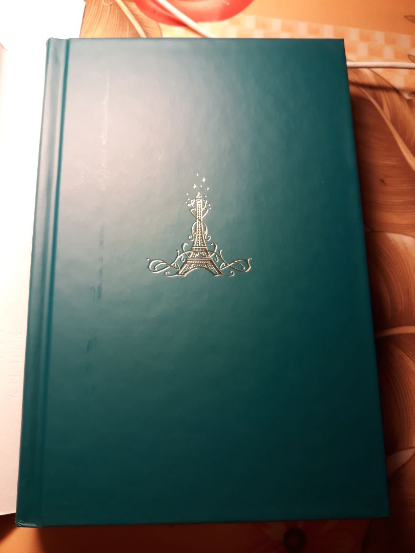 Mình mua sách khi đang sale nên giá cả rất hợp lí. lúc nhận về mình hơi xót một tẹo vì phần bìa áo bị gấp quăn mất một xíu, nhưng khi mình chịu khó vuốt ra thì giờ em ấy đã trở lại đẹp như thường. Sách đẹp vô cùng. Lần này mình rất hài lòng. Quá rẻ cho một cuốn sách tuyệt vời như này!