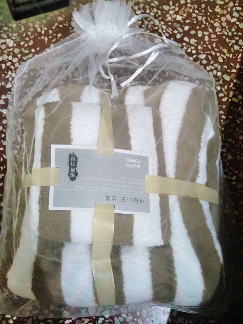 khăn mềm siêu mềm, hàng được đóng gói rất đep và cẩn thận, thích thước khăn khá lớn nên có thể làm thay tắm, khăn mặt, hay khăn lau đầu tùy thích. sẽ quay lại ủng hộ những sản phẩm khác từ shop