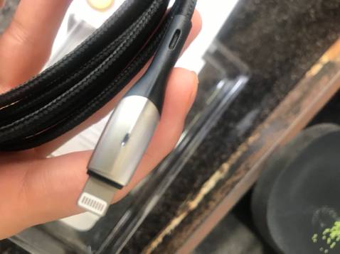 Quá ổn áp so với giá, cáp xin xò, sạc nhanh, mẫu mã không chê vào đâu được. Tiki đóng gói quá cẩn thận.