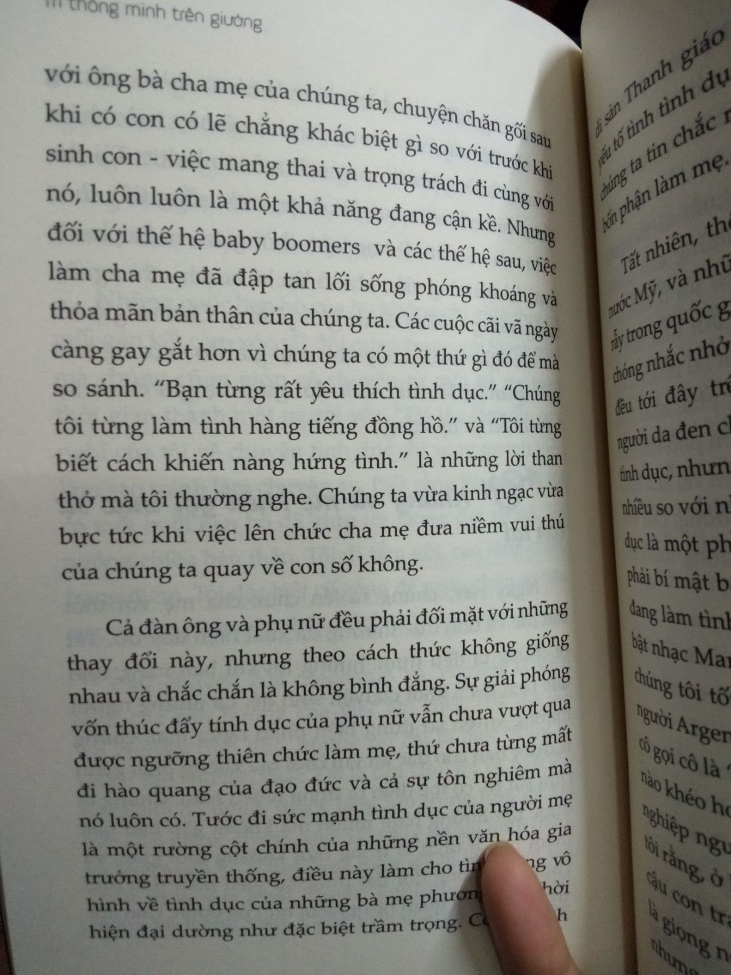 hàng gửi sớm 2 ngày theo dự tính. đóng gói kỹ quá. nó dc bọc trong bọc lớp trống vỡ. mình ko nhìn thấy, tưởng shop giao thiếu, khi đem hộp đèn  vs lớp chống vỡ đem đi vứt, thấy nặng nặng mới bới xem mới thấy sách.