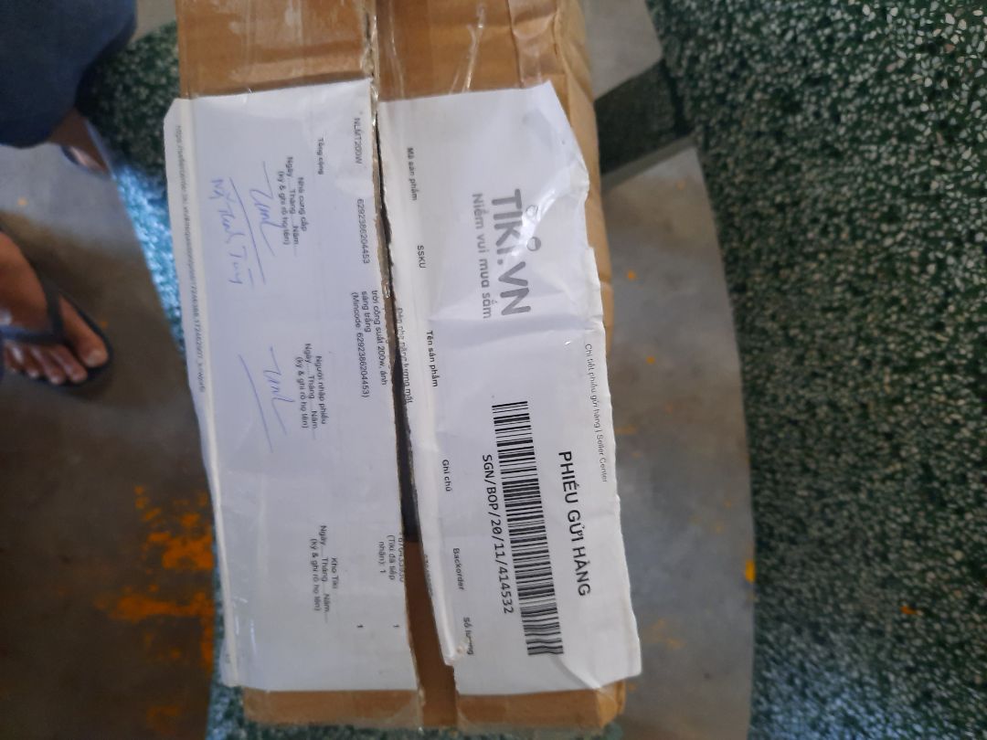 hàng giao không đúng với quảng cáo. đèn làm bằng nhựa, không phải bằng khung nhôm, pin thực tế đo được 320x250mm, bé xíu trong khi giới thiệu là đèn bằng khung nhôm. pin 700x350mm. đề nghị tiki cho trả lại hàng, không đổi hàng vì shop này là đơn vị làm ăn không có uy tín nên không thể tin tưởng.