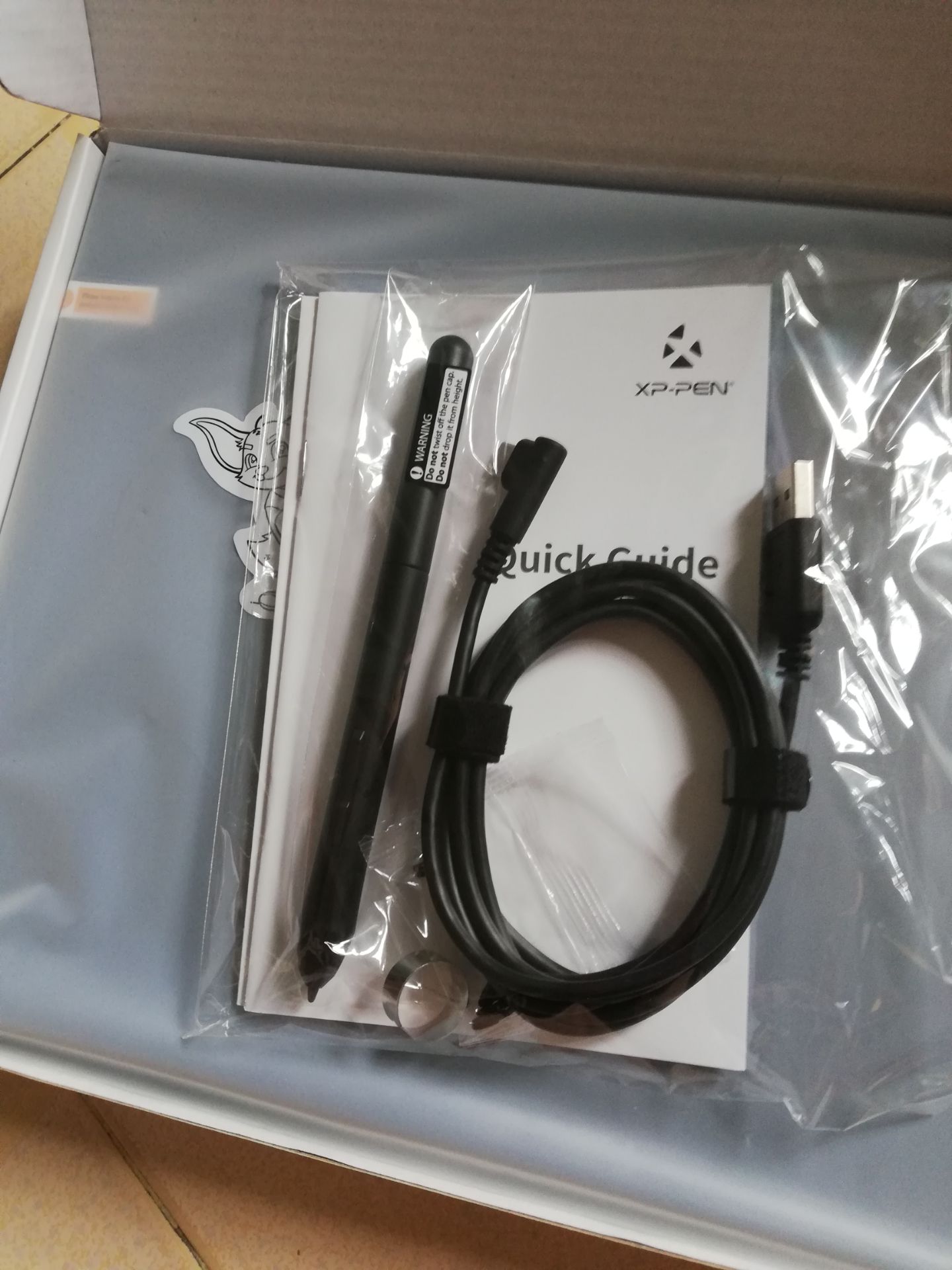 Bảng vẽ vận chuyển nhanh, đóng gói dày, chắc chắn. Màu xanh khá đẹp mắt, nhìn rất sang trọng. Đã xài tù sáng đến giờ, độ cảm ứng khá nhạy, vẽ nét thanh đậm đều