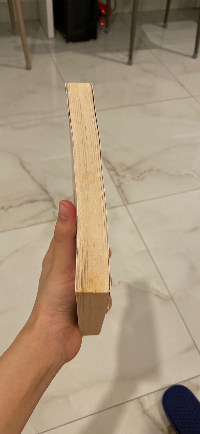 Chất lượng giấy thấp + ố vàng, cảm giác như mua sách cũ