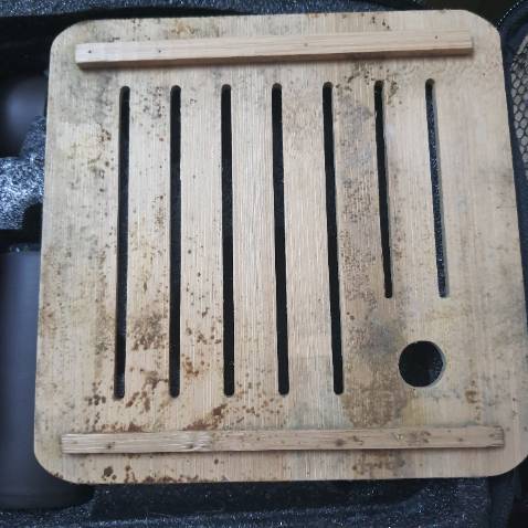 Khay gỗ và kẹp trà mốc xanh. Làm quà tặng ko ổn