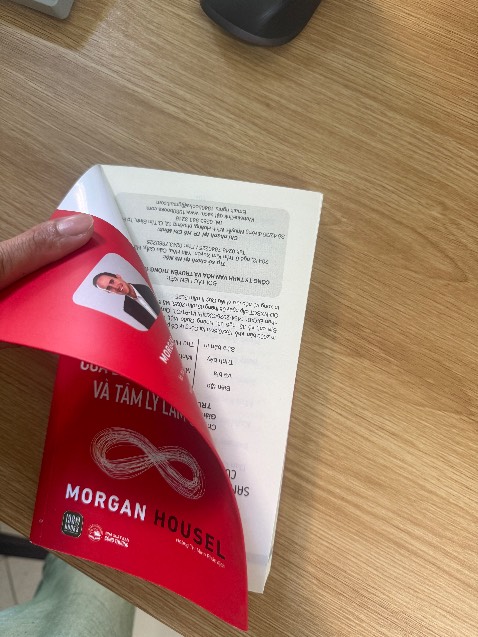 Sách in ngược ??? Đây là sách giả hay gì vậy tiki