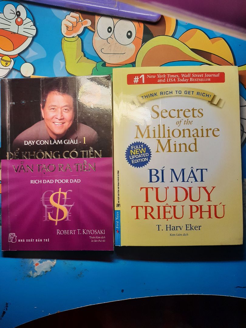 Quyển sách Dạy con làm giàu chất giấy đẹp trơn sáng, quyển Bí mật tư duy triệu phú chất giấy sần ko đẹp