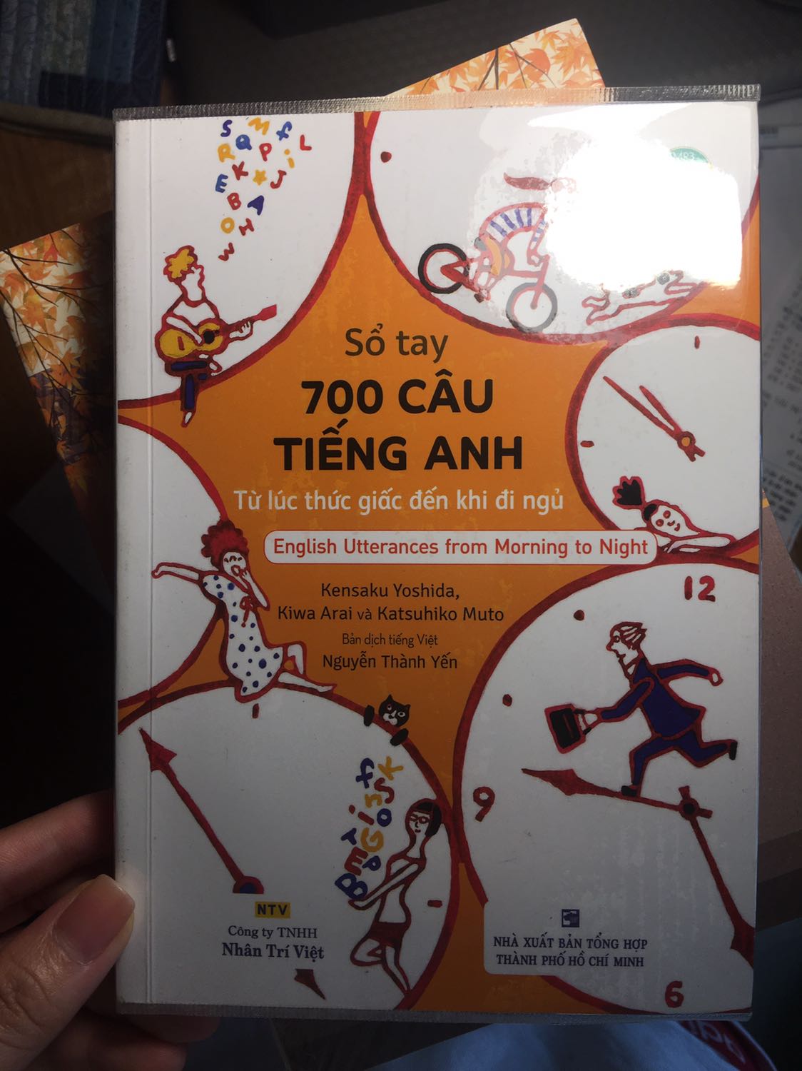 Mình review nhầm các bạn ạ! 
Chả là có 2 cuốn sách, 1 là 700 câu tiếng Anh và 1 cuốn là Sổ tay từ vựng (bìa xanh) đều cùng nội dung là Từ lúc thức giấc đến khi đi ngủ. Hai cuốn bổ trợ cho nhau để học từ vựng và luyện nói khá tốt đối với cuộc sống hàng ngày. Rất đáng để tham khảo. Sách kèm theo mp3 để học. Rất hài lòng.