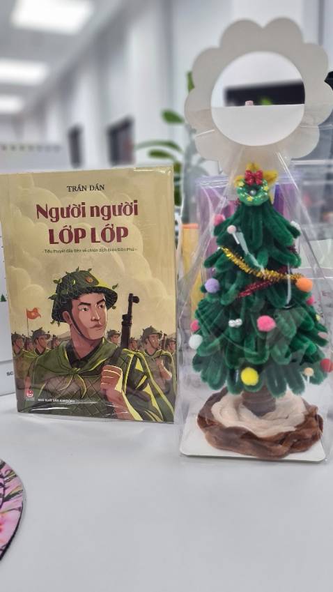 [Người người lớp lớp]
Tiểu thuyết đầu tiên về chiến dịch Điện Biên Phủ 
Người người lớp lớp viết tương đối toàn diện về chiến dịch từ lúc các đại đoàn chủ lực của ta hành quân lên Tây Bắc, thay đổi chiến thuật kéo pháo vào, kéo pháo ra, trận đánh mở màn Him Lam, những ngày đào giao thông hào và giây phút phất cao lá cờ quyết chiến quyết thắng trên nóc hầm Đờ Catxtơri. 
Một tác phẩm viết về hiện thực chiến tranh khốc liệt nhưng vẫn đậm chất thơ, chất tình.
Một tác phẩm khắc họa rõ nét hình tượng người lính nông dân, yêu nước, lạc quan, bền gan và quyết liệt. Cuộc sống ngày đêm cứ như sóng cuồn cuộn bao la, không bao giờ dừng lại, con người cũng thế, cứ lớp này đến lớp khác, lớp tân binh nối tiếp cựu binh, người dân làng này rồi làng khác cứ thế xô lên, có người ngã xuống, có người rẽ ngoặt, có người chắn ngang, có người tiến về phía trước...nhưng tất cả không ngừng vận động.
#nguoinguoiloplop