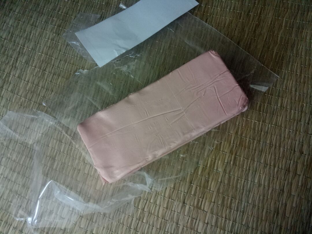 đất sét dẻo,  dễ nặn hình, tuy nhiên màu hồng rất hồng,  màu da là màu cam nhạt hoặc nâu nhạt sẽ đẹp hơn