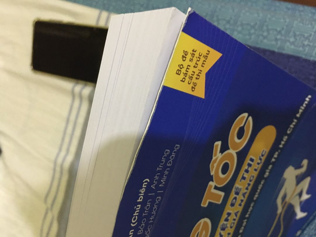 chời đất đây là lần đầu tiên mình nhận sách từ tiki mà lại bị xước 1 đường dài thế này, buồn lắm mọi ng 😞😞 còn lại về ndung với chất liệu giấy thì k nói gì rồi👌👌 với tốc độ giao hàng của tiki là nhất, giao trc hẳn 1 ngày. Nhưng vì đợt này sách bị xước nên mình cho 4 sao thui, tiki ráng khắc phục nhá 👍👍