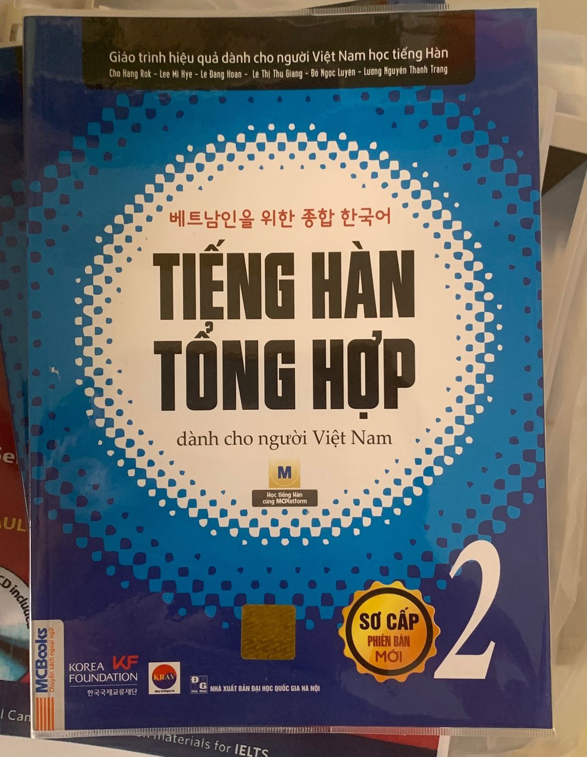 Sách được bọc Bookcare rất cẩn thận, gáy và mép còn nguyên, không bị lỗi in và nhìn rất mới nữa! Mình cứ tưởng đến tuần sau mới có sách mà ai dè Tiki giao nhanh quá trời nhanh luôn!