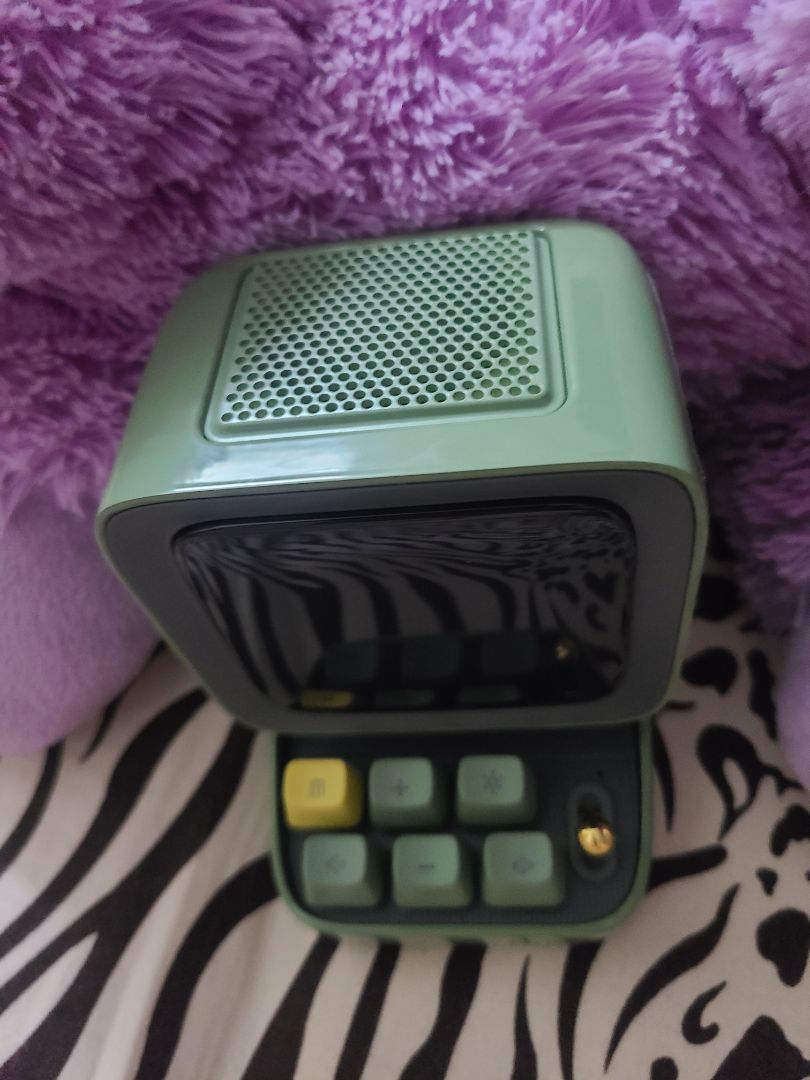 shop gửi nhầm màu cho mình nhưng lúc báo lên thì shop rất nhiệt tình giúp đỡ mình đổi hàng. loa xinh, chất lượng âm thanh tốt