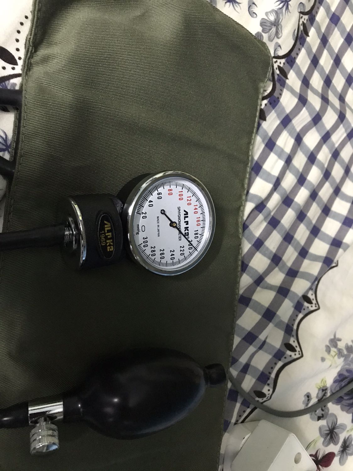 Cái đồng hồ lúc nhận hàng nó chỉ mức 220 chứ không phải số 0 như bình thường ? Sao mà đo?