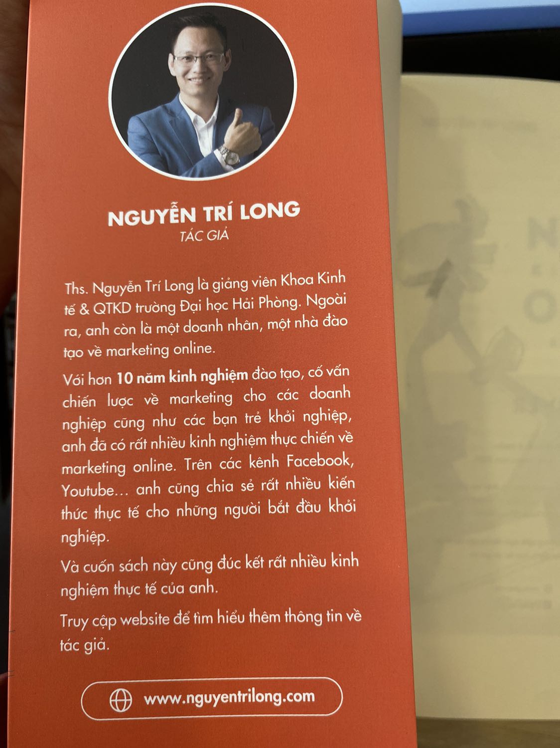 Trước mình là sinh viên muốn kinh doanh thêm nhưng không hiểu sao mãi không có đơn. Từ hôm đọc quyển này xong mới hiểu 1001 thứ mình không làm đúng và song song là cách làm đúng + tốt hơn 😱  Đây sẽ là quyển sách gối đầu nằm cho mình trong thời điểm khởi nghiệp kinh doanh *** 😁 Sách dễ đọc, thơm, chịu, triệu like.