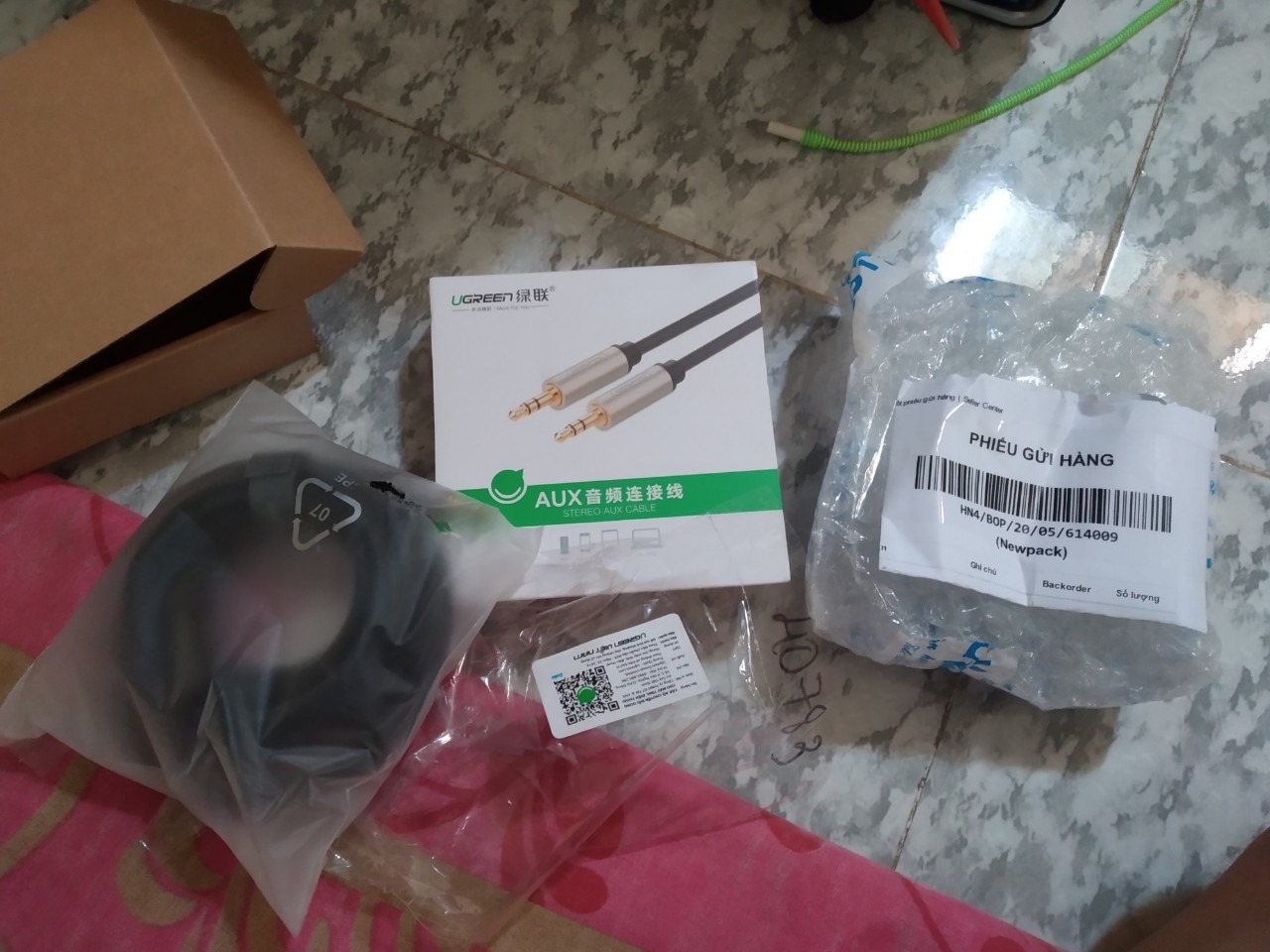 Mình từng mua ở shop 1 lần rồi, nên tin tưởng. Giờ mua lần 2 thì lại giao không đúng với sản phẩm mình đã mua, mua Dây Audio chuyển tai nghe 3.5mm đầu cái sang 2 đầu Mic và Tai nghe đầu đực mạ vàng dài 20CM UGREEN mà giờ khi bóc ra thì lại là cáp bộ chuyển đôi đung cho đt laptop