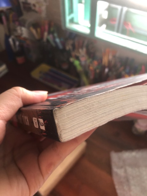 Sách bị gãy mép, các trang sách cong queo và có hẳn 1 cọng tóc bên trong, đóng gói sơ sài mình còn không nghĩ đây là sách mới nữa cơ :))))))) với giá 150k mà chất lượng như này là quá thất vọng luôn ấy. Mua sách nhờ xem booktok mà giờ ko lẽ lại làm content bass chất lượng sách. Chỗ bán mà khác Tiki Trading là mình cũng đắn đo lắm ấy không ngờ sách kém chất lượng thật :))))))))