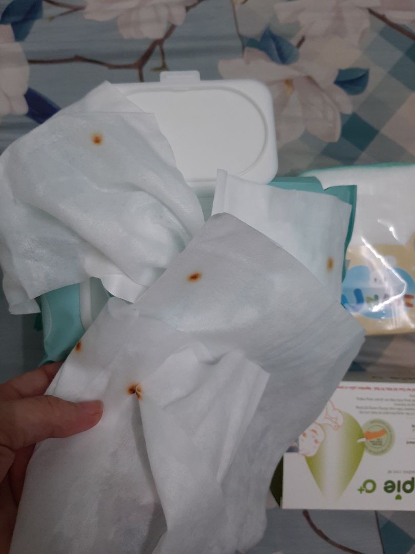khăn ướt mà khô lắm. còn bị dính thứ gì như bị cháy vậy. mua 2 bịch bị hết 1 bịch khăn ướt mà khô lắm. còn bị dính thứ gì như bị cháy vậy. mua 2 bịch bị hết 1 bịch