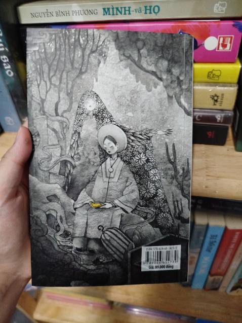 Sách đẹp, ngắn, và đặc biệt là rất hay. Mặc dù phải mua với giá hơi cai hơn so với giá bìa nhưng trải nghiệm nhận lại đối với mình rất xứng đáng. Mọi người rất rất nên đọc nha!!!