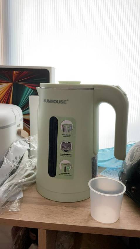 Màu xanh lá rất đẹp mn nên mua nhé. Mình đánh giá cao độ cách nhiệt của thân vỏ, chạm tay vào mặt vỏ ngoài khi nước sôi nhưng không cảm thấy nóng, có đèn báo tiện lợi