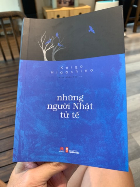 Sách đẹp, khổ vừa tay dễ cầm đọc. Nội dung là nhiều truyện ngắn của Keigo rất thú vị, những câu chuyện về con người rất Nhật, một góc nhìn khác về người Nhật, vẫn có đó những người Nhật gian xảo, vô liêm sỉ, một ông thị trưởng lố lăng, một ông hiệu trưởng bộ giáo dục mặt dày… một hệ thống cảnh sát quan liêu… Nước Nhật ko hẳn là hoàn hảo