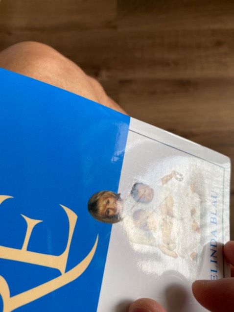 Sách bị xước và bẩn cả bìa lẫn giấy