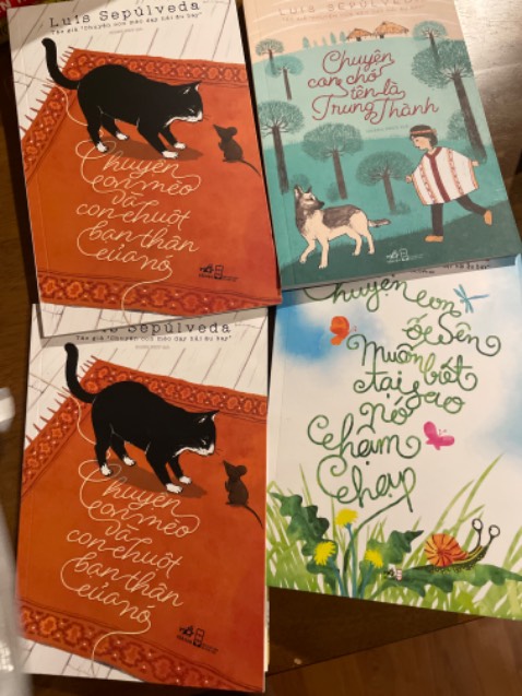 Mua combo 4 quyển khác nhau,lại giao 2 quyển giống nhau. Không có cuốn “chuyện con mèo dạy hải âu bay”