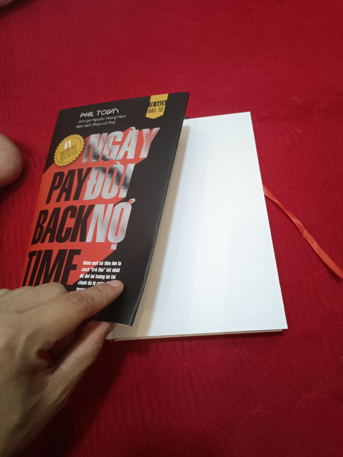 có kiểu đóng sách vậy ah? lần đầu e thấy nên lạ lắm😂 bìa thì k dính với quyển sách k biết lỗi hay do kiểu cuốn sách này làm vậy, e thì k thích kiểu bìa sách như này nên e cho 4* thôi ah