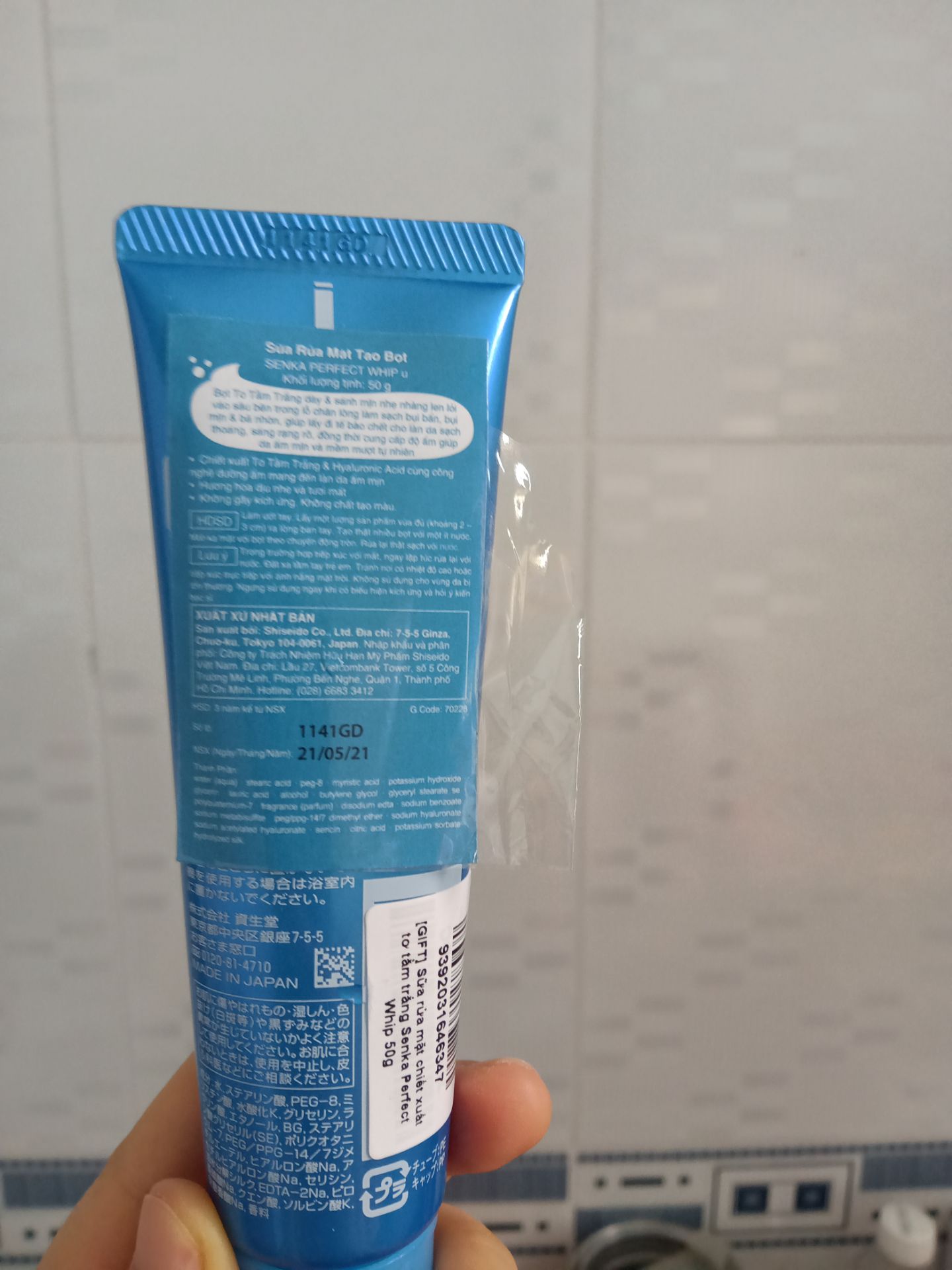 Giao hàng nhanh, hộp kem bên trong không có seal và hơi móp méo. Dùng kết hợp với sữa dưỡng cùng thương hiệu.  Sáng hôm sau khi rửa mặt cảm giác như có một lớp màng mỏng dính trên mặt. Da mình thiên khô, mức độ cấp ẩm chưa đạt yêu cầu của mình lắm. Sữa rửa mặt và mặt nạ tặng kèm chưa dùng.