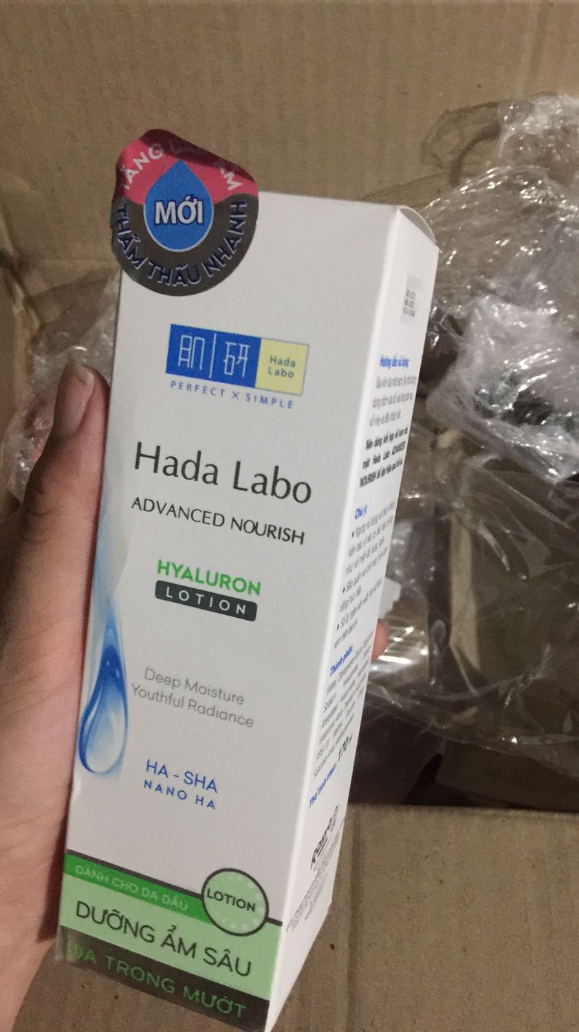 Thấy mấy bạn nói giao hàng hộp bị cũ mình cũng lo , mà may quá hàng của mình gói kĩ lắm, vỏ còn mới tinh, chai cũng còn nguyên nha, cảm ơn shop, tiki giao hàng trong 24h quá ưng. Mình xài chai này là chai thứ2 rồi, ok dưỡng da tốt, mb nhơ smua đúng loại cho da mặt của mình để hiệu quá nhất nha