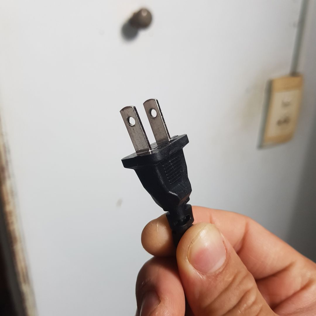 Đóng gói kỹ càng có mấy miếng giấy ở trong nên va đập ko sao dù hộp giấy hơi móp xíu. đầy đủ phụ kiện và có tờ hướng dẫn chi tiết. đèn sáng đẹp nhiều màu nhiều chế độ. các bạn nhớ rút miếng nhựa màu trắng trong ra khỏi điều khiển mới xài đc nha. Chỉ có 1 điều ko hài lòng là phích cắm đầu dẹt xài rất khó chịu và dễ gãy, hi vọng shop thay đổi thành phích cắm đầu tròn cho dễ xài. chưa xài nhiều nên đánh giá trước như vậy. cảm giác đầu là ngon đẹp!