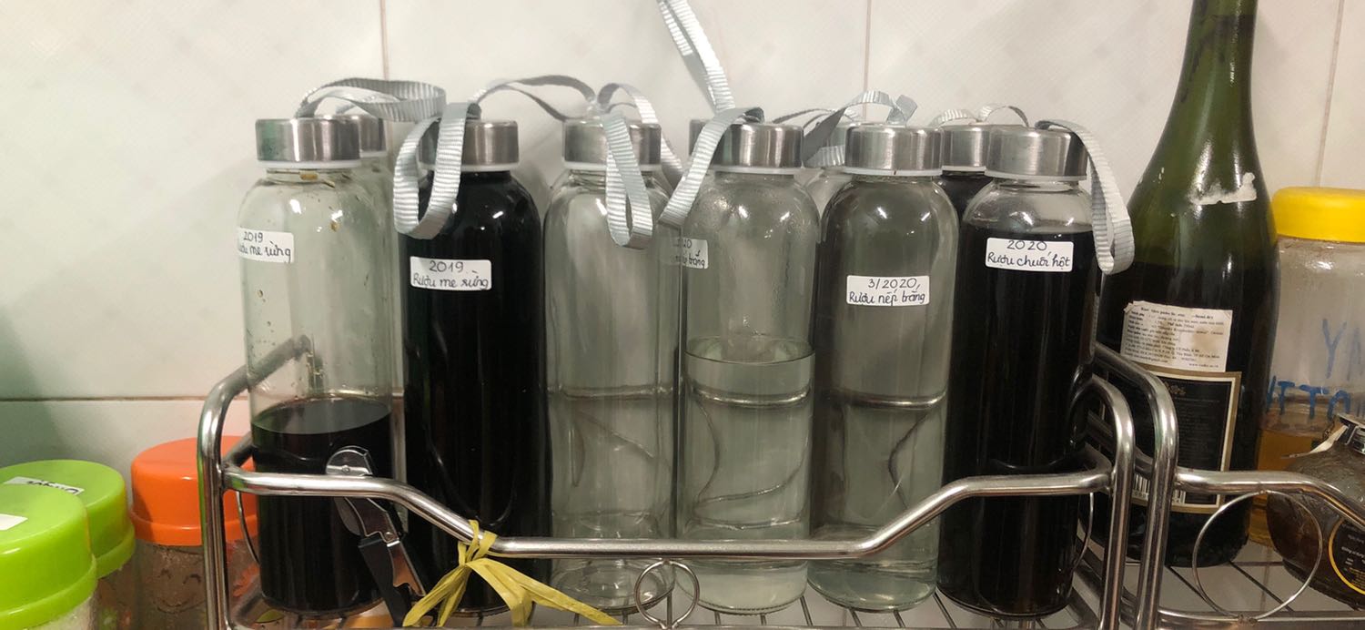 Sản phẩm tốt, nắp nhựa có bọc lớp nhôm bên ngoài, không có mùi nhựa. Mình thích dùng các chai thủy tinh để đựng, an toàn hơn chai nhựa. Nói chung là hài lòng vì giá tốt. Đóng gói rất kĩ lưỡng. Chỉ có điều lúc đóng gói lại thiếu mất một cái nắp. Chắc chị đóng gói lúc đó hơi buồn ngủ. Nhưng không sao mình thấy rất hài lòng