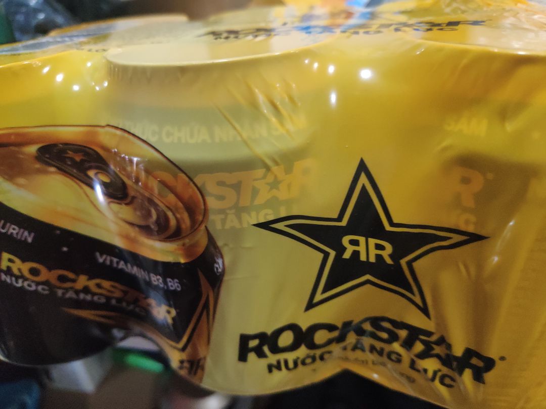 lốc đủ 6 ***. loại này uống ngon ngang ngửa bò húc, vị ngọt ko quá gắt như sting vàng. ướp lạnh là đúng bài luôn.