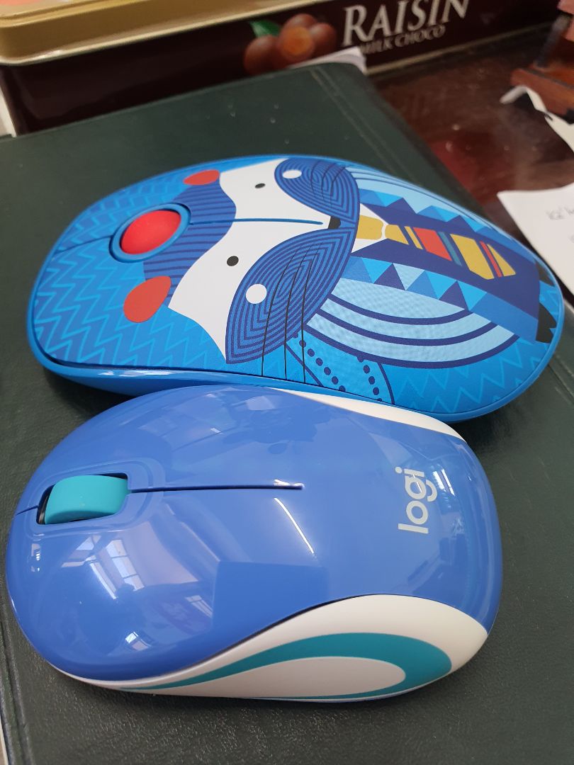 Chuột cầm nhẹ tay, êm, nhấn không tiếng ồn. Màu sắc ổn. Độ bền thì chờ thời gian.