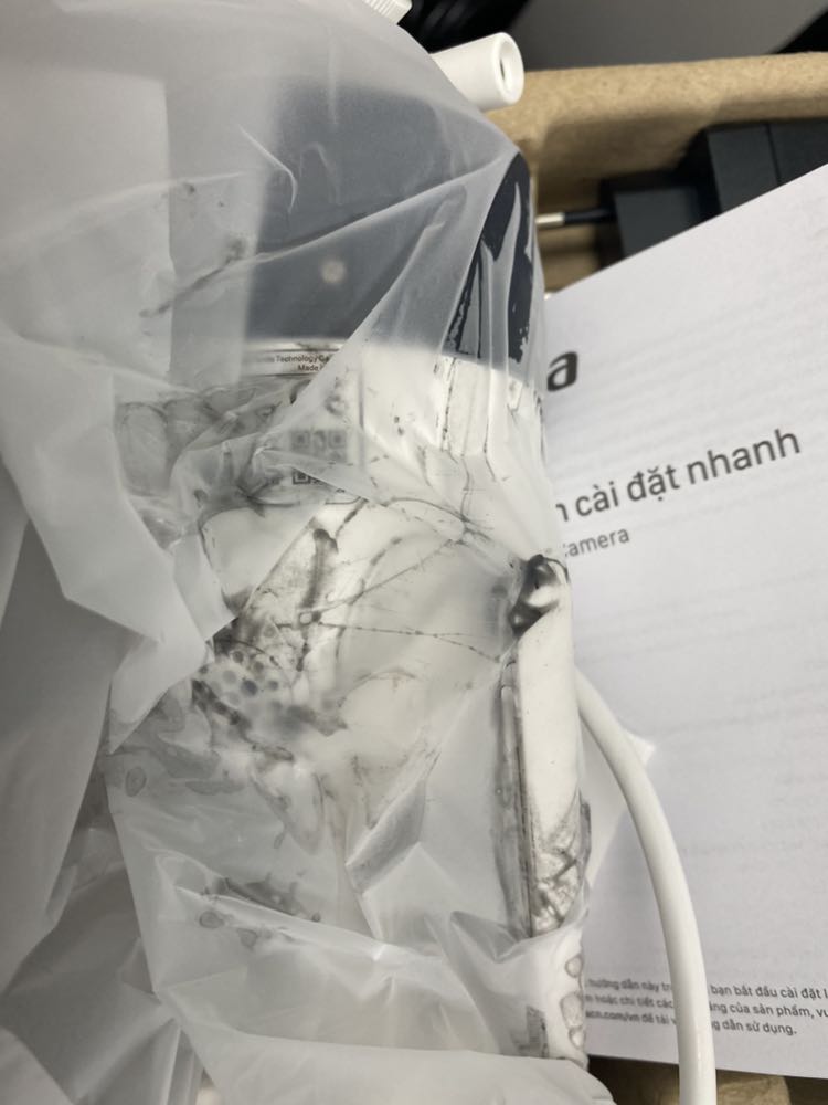 Mở hàng ra thì thấy chảy đầy keo trên camera. Chưa thể sử dụng. Không biết liên hệ đổi hàng như thế nào