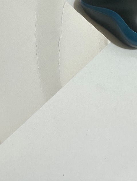 Sách bị cong gấp ở trang bìa, có chỗ bị tróc bìa như ảnh, nhìn hơi khó chịu.