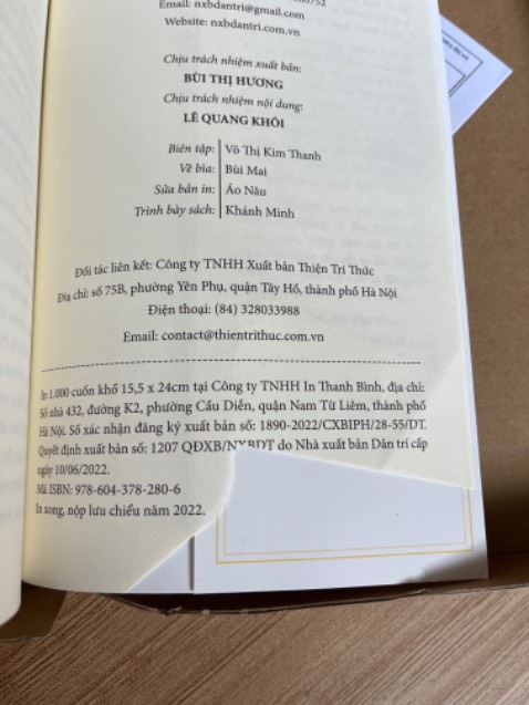 Sách bị rách 1 trang, góc sách bị gập nhăn nhúm :(( rất không hài lòng khi nhận 1 sản phẩm như vậy.