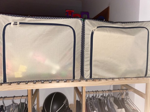 Cái này giống như cái hộp bằng vải, có thể mở ở mặt trên và mặt hông nên cho đồ vào hay lấy ra đều tiện. Tuy nhiên chỉ nên để đồ mềm như quần áo, chăn mền. Mình để đồ chơi của bé có một số cái nó hơi nhọn làm lủng mất mấy miếng. 
Nói chung hàng dùng được, chứa được nhiều đồ.