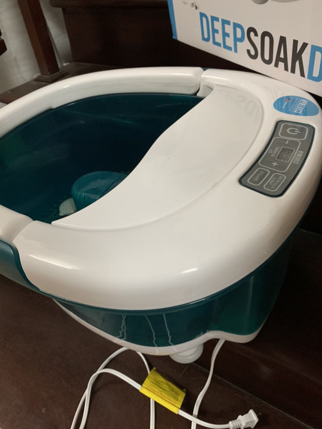 Nhân viên vận chuyển của tiki rất nhiệt tình , tiki đóng gói hơi sơ sài nhưng bù lại sản phẩm tất tốt . Bồn ngâm chân to và chắc , con lăn massage khoẻ , rất thích sản phẩm . Cho tiki 5 sao.