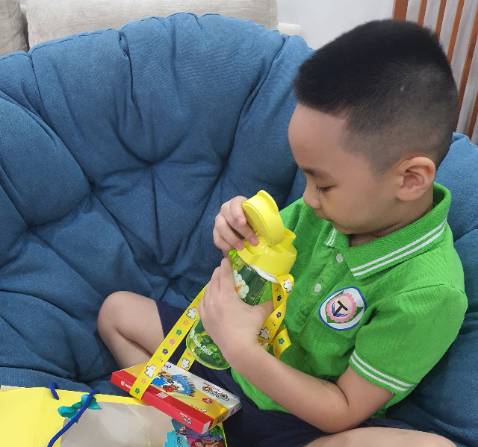 Bình đẹp, có dây đeo xinh xắn, bé nhà mình rất thích. Mấy bé hàng xóm cũng đòi bố mẹ mua theo.