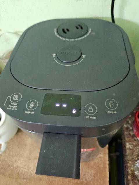 Mình mua về dùng được khoảng 2 tháng thì bị lỗi như hình ảnh ấy. Đi làm về nước không còn nóng,  baam tăng giảm nhiệt độ không được, gọi bảo hành thì ở ngoại thành mới có bảo hành,vtrong trung tâm Hà Nội không có bảo hành
Mình rút điện đi cắm lại thì lại được

Nói chung dùng tạm được. Lỗi thì k ai đến bảo hành, hoặc rất không hợp lý ở chỗ bảo hành chỉ có ở Long Biên hoặc Hoài Dức gì đó, 1 cái bình nước mà gửi đi bảo hành ở ngoại thàn xong tiền phí 2 chiều cộng thời gian chờ vài ngày đến vài tuần thì ko hợp lý.  và hình thức thì hơi xấu, trông như lô cốt ấy, như thùng rác nhỏ thì đúnghơn.