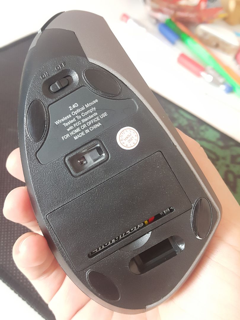 mình thấy chuột chạy ngon lắm, mấy bạn nên để dành thêm chút tiền để mua dòng 349k sẽ có dây sạc trực tiếp với laptop. đỡ dùng pin ô nhiễm môi trường. mình thấy con kia trễ quá nên mua con này rồi. cám ơn shop và tiki giao hàng sớm hơn dự định tới 6 ngày lận ^^ đang đúng thời điểm cần gấp vì mình đau tay quá.