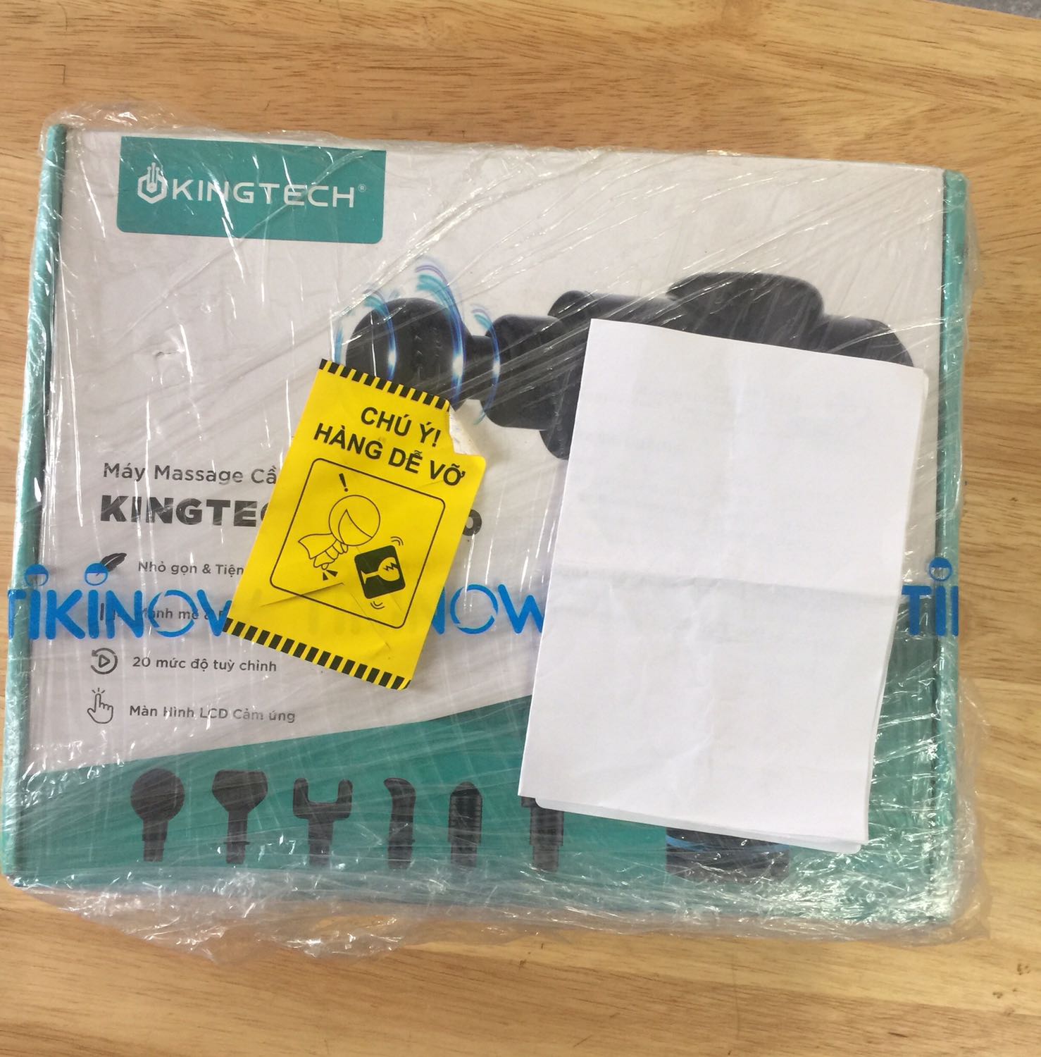 Thời gian giao hàng nhanh. Tuy nhiên sản phẩm được đóng gói sơ sài hộp sản phẩm có chỗ bị móp. Một số đầu Massage bị trầy xước