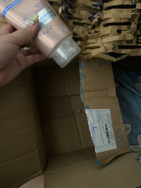 Lúc mua hàng có được nhận thông tin là có quà tặng kèm nước tẩy trang với 1 thứ nữa mà nhận hành chỉ có sữa dưỡng thể là sao ?