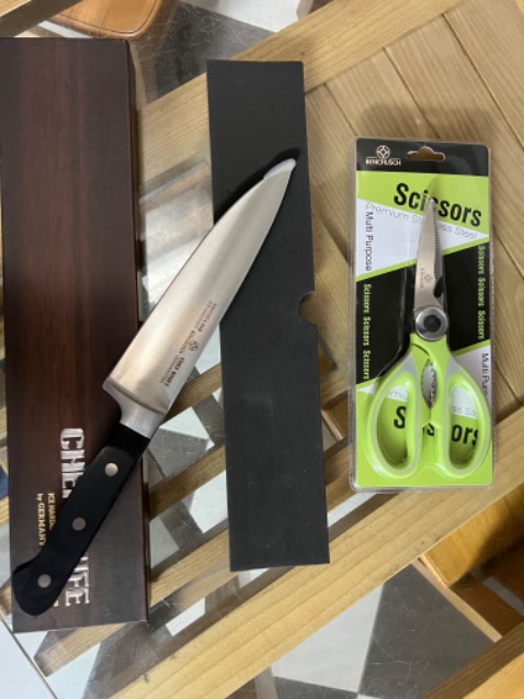 Dao cầm chắc tay, hộp đẹp nhìn khá ấn tượng. Chưa dùng nên không biết độ bén như thế nào nhưng cho 5 sao. Lại KM cấy kéo cũng ổn