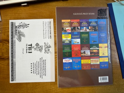 Nhà sách quá tuyệt vời ép nhựa dẻo cái bìa sách luôn 5 sao