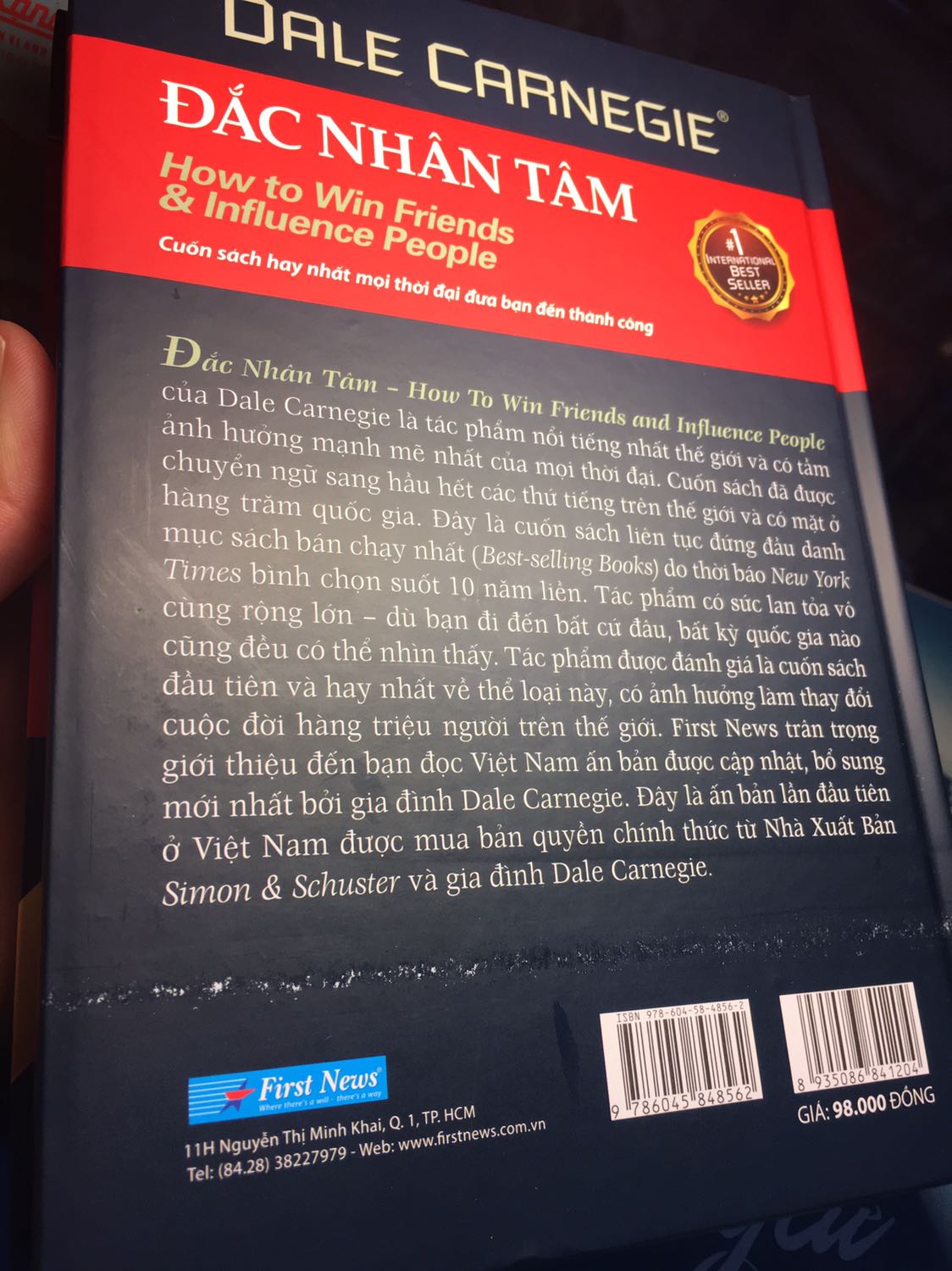Mình k ở nhà, nhờ ngừoi nhà nhận hộ thì hộp như thế này đây, mở ra được luôn. Một bên bìa hộp thì rách đôi (có video nhưng ở đây k có mục up vid). Sách thì có vết như kia. Nhìn ảnh thì cũng bình thường nhưng thực tế nhìn ở bên ngoài và bản thân lại là người đi mua sách mới mà bị như vậy rất là khó chấp nhận. Mong Tiki xem xét lại khâu đóng gói hàng và nhân viên giao hàng.